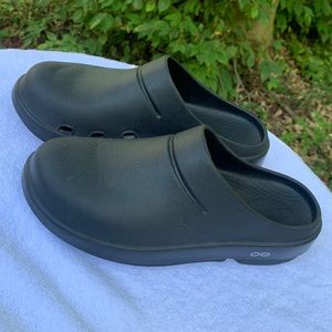 Oofos Ooclog recovery clogs, black. Women’s 8/Men’s 6. Fits women’s 8.5.